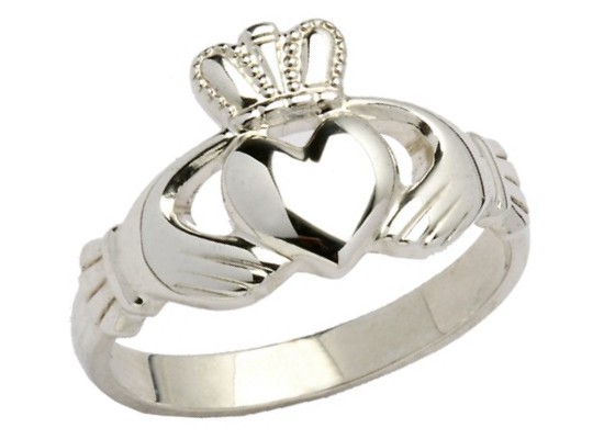 Mari en 2017 Consid rons l anneau de Claddagh Rings from Ireland